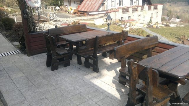 Masivní stůl s lavicemi na terase