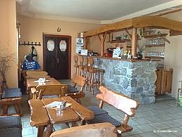 Restaurace s barem a masivním posezením