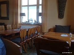 Jídelna s masivními židlemi