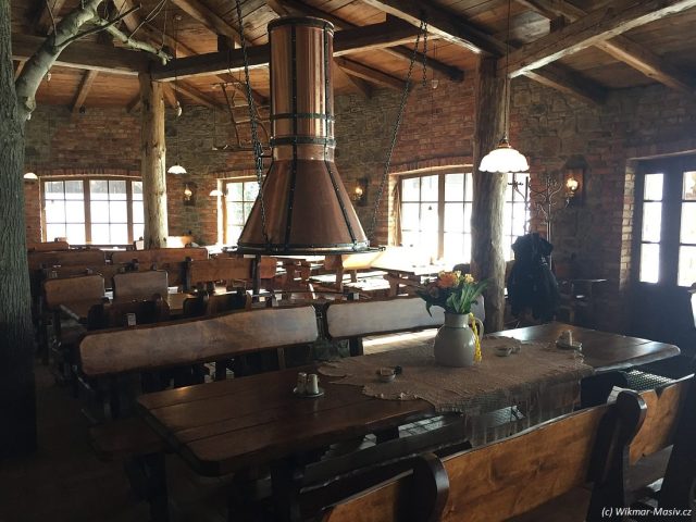 Masivní posezení v restauraci