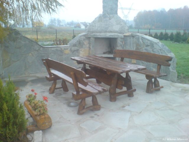 Zahradní krb s posezením